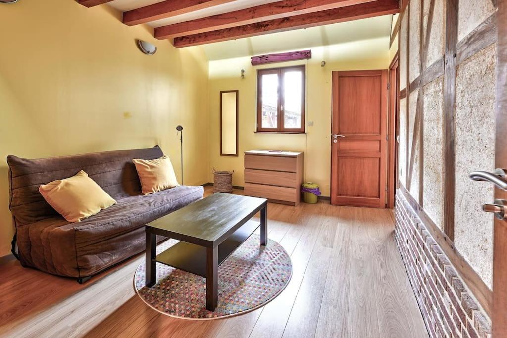 Maison De Ville Spacieuse Et Calme En Plein Coeur D'أميا المظهر الخارجي الصورة